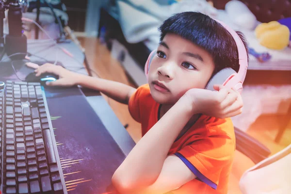 Asiático Niño Está Codificando Programa Scripting Juego Streaming Escritorio Con —  Fotos de Stock