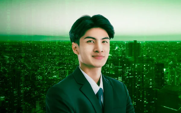 Portret Azjatyckiego Biznesmena Japońską Technologią Tokio Zielonym Tłem Technologicznym — Zdjęcie stockowe