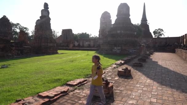 Asiatisk Tjej Med Kamera Filmar Vlog Ayutthaya Temple Ruin Thailand — Stockvideo