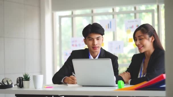 Dois Business Pessoa Está Discutindo Laptop Enquanto Sentado Trabalhando Escritório — Vídeo de Stock