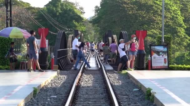 Kanchanaburi Tailândia Abril 2022 Pessoas Estão Viajando Marco Histórico Ferrovia — Vídeo de Stock