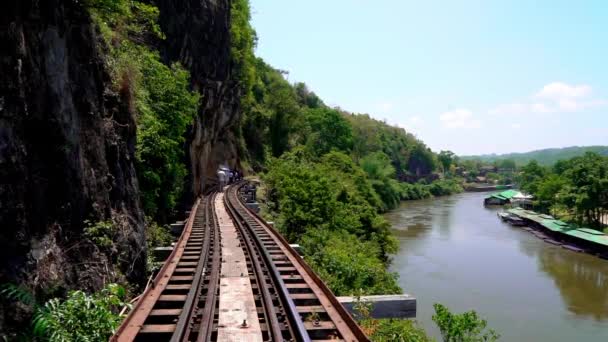 Kanchanaburi Tailândia Abril 2022 Pessoas Estão Viajando Marco Histórico Ferrovia — Vídeo de Stock