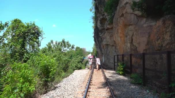 Família Turística Está Caminhando Trilha Ferroviária Morte Kanchanaburi Tailândia — Vídeo de Stock