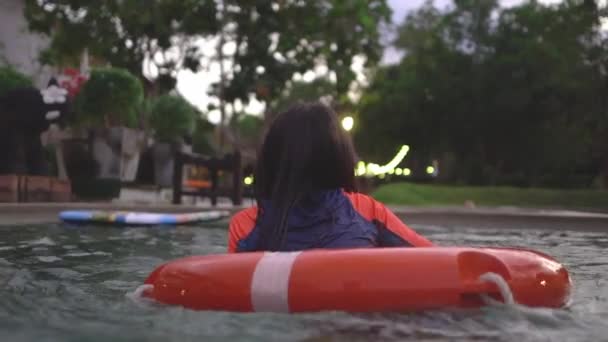 Азійська Дівчинка Плаває Кільці Басейні Тропічних Курортів — стокове відео