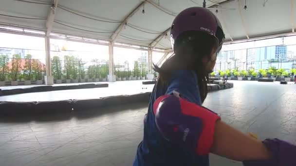 Patinadora Chica Está Aprendiendo Patinaje Patinaje Línea Parque Skate — Vídeos de Stock