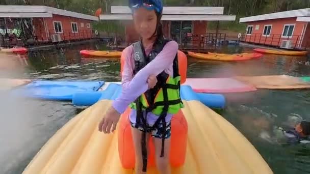 Хлопчик Азії Костюмі Плавання Грає Курорті — стокове відео