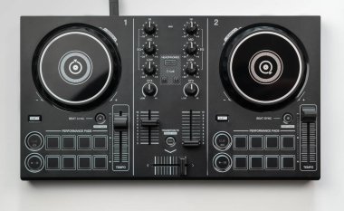 Dj karıştırma güvertesi denetleyicisi USB kablo üst görünümü kullanarak dizüstü ve tablete bağlanıyor, beyaz üzerinde izole.