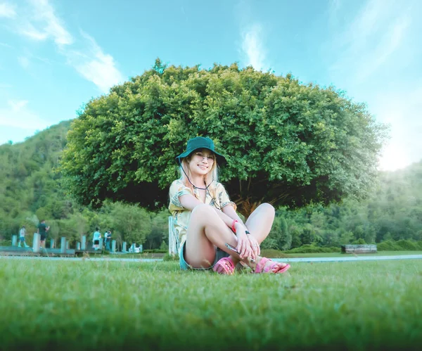 Mujer Está Sentada Lado Gran Árbol Parque Para Naturaleza Concepto —  Fotos de Stock