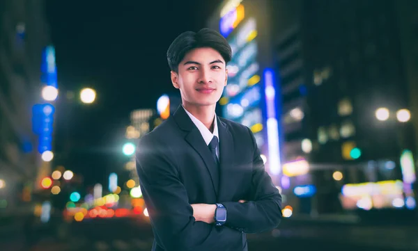 Wiarygodny Biznesmen Portret Nowoczesną Japońską Lampką Nocną — Zdjęcie stockowe