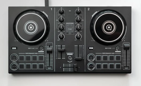 Dj karıştırma güvertesi denetleyicisi USB kablo üst görünümü kullanarak dizüstü ve tablete bağlanıyor, beyaz üzerinde izole.