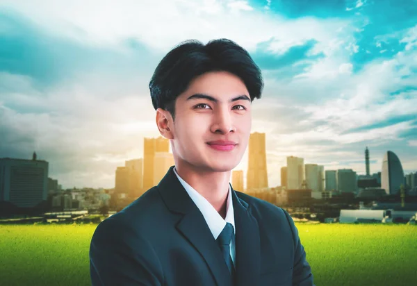 Portret Azjatyckiego Biznesmena Tłem Miasta Natury — Zdjęcie stockowe