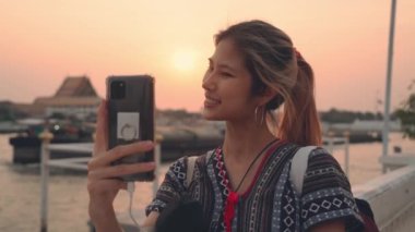 Asyalı kadın, Bangkok Tayland 'da seyahat ederken gülümseyerek selfie çekiyor..