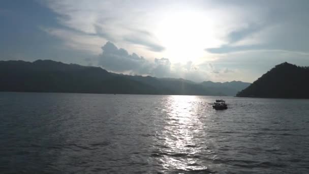 Powerboat Está Viajando Lentamente Águas Abertas Com Fundo Ilha Montanha — Vídeo de Stock
