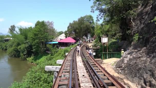 Kanchanaburi Thailand April 2022 Mensen Reizen Death Railway Historische Mijlpaal — Stockvideo