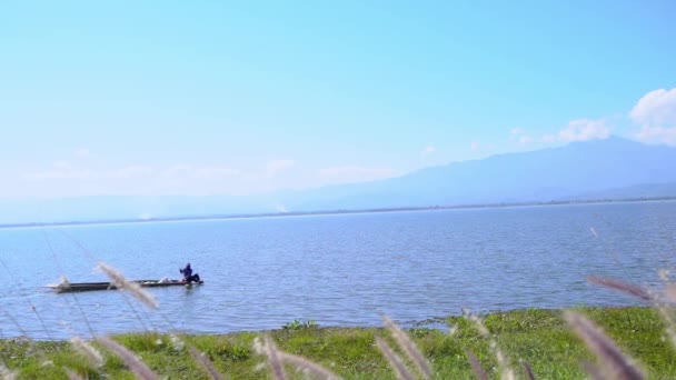 Маленький Рибальський Човен Плаває Воді Озері Фаяо Таїланд — стокове відео
