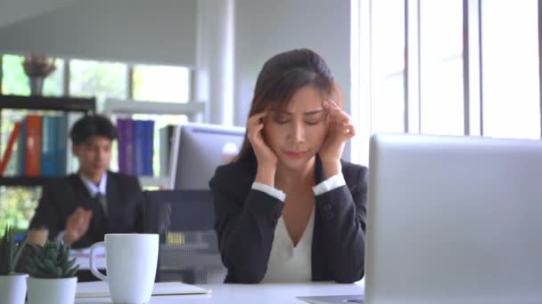 Asyalı Kadını Bilgisayarlı Bir Ofiste Çalışırken Stresle Baş Ağrısı Çekiyor — Stok video