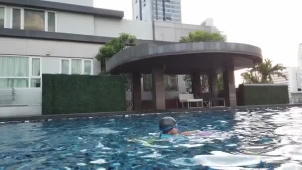 Asiática Criança Nadando Apartamento Piscina — Vídeo de Stock