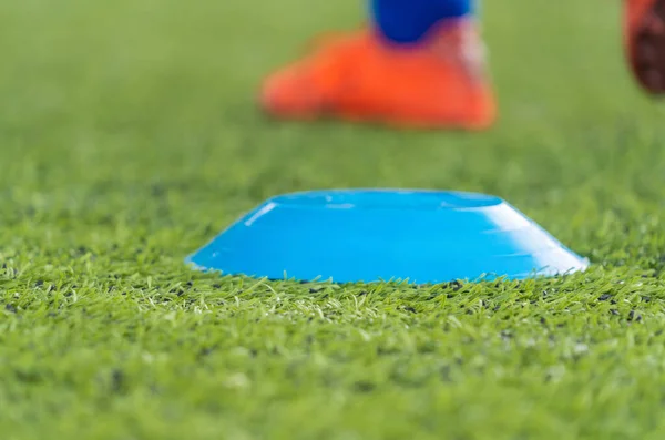 Sport Cone Marker Για Την Εκπαίδευση Ποδοσφαίρου Ένα Πεδίο Τεχνούργημα — Φωτογραφία Αρχείου