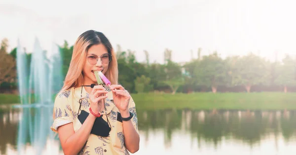 Mujer Con Gafas Sol Está Comiendo Dos Helados Paleta Parque —  Fotos de Stock