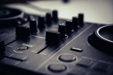 Dijital DJ karıştırma güvertesi denetleyicisi fader ve düğme kısmında kapandı.