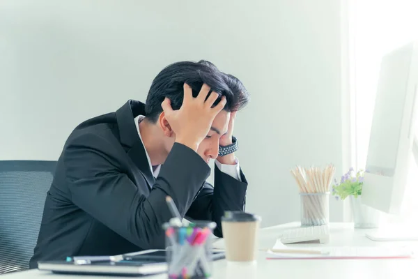 Asiatischer Geschäftsmann Ist Erschöpft Und Müde Von Der Arbeit Büro — Stockfoto