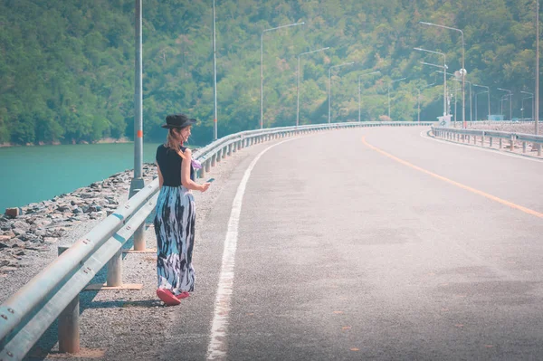 Kobieta Spacerująca Drodze Tamy Kanchanaburi Tajlandia — Zdjęcie stockowe