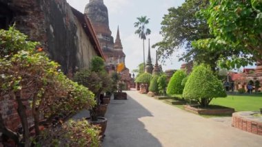 Küçük kız Gezgin Ayutthaya, Tayland harabelerinde yürüyor.