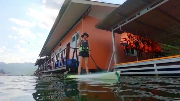 Wanita Adalah Mengayuh Sup Papan Perahu Dalam Fasilitas Danau Olahraga — Stok Video