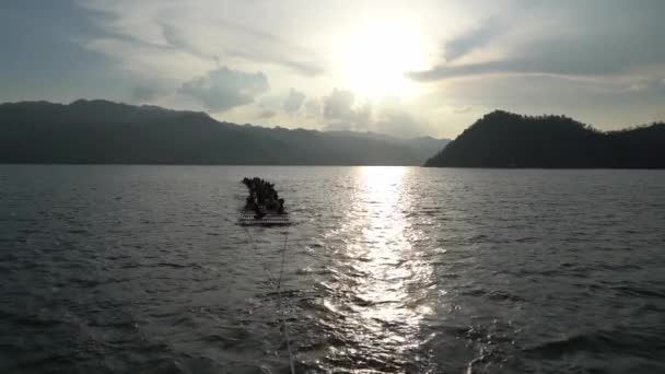 Motor Boat Pulling Tourist Raft Traveling Kanchanaburi Lake Thailand — Vídeo de Stock