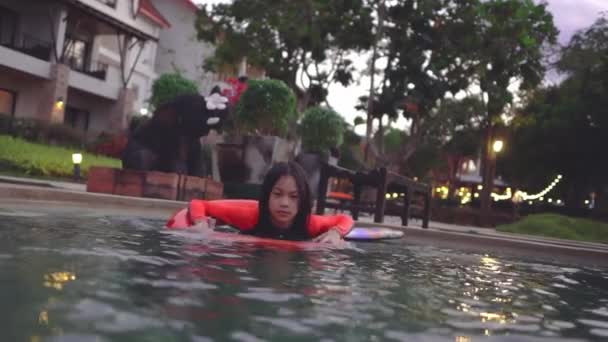 Asiatico Ragazza Galleggiante Anello Resort Piscina — Video Stock