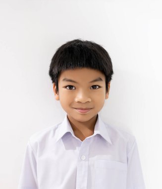 Taylandlı ilkokul öğrencisi, beyaz arka planda kendine güveni tam, boğuk bir yüz resmi var..