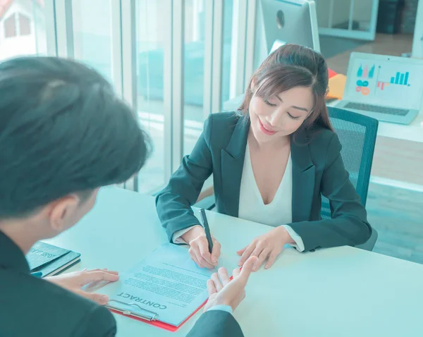Business Man Inviting Business Woman Sign Contract Document Agreement Table — 图库照片