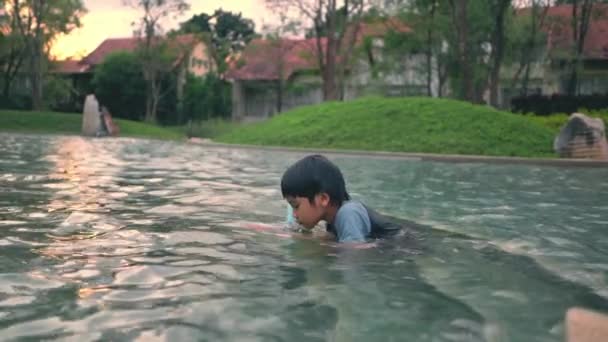 Азіатський Хлопчик Грає Сноркель Маска Басейні — стокове відео