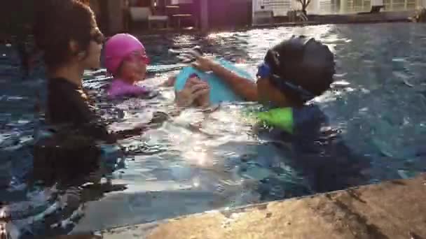 Mother Swimming Teacher Teaching Student Swim Foam Board Swimming Pool — Videoclip de stoc