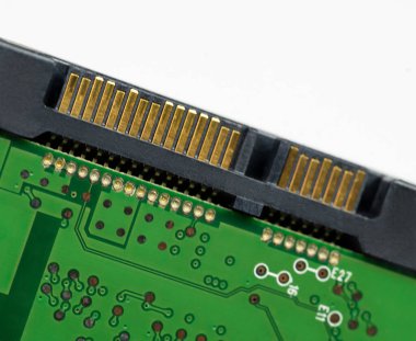 Beyaz üzerine izole edilmiş 3.5 boyutlu bir dahili Hardisk sürücüsü SATA bağlantısı üzerine kapatıldı.
