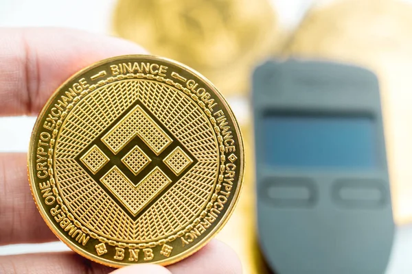 Bangkok Thailand August 2022 Hand Holding Binance Smart Chain Cryptocurrency — Stockfoto