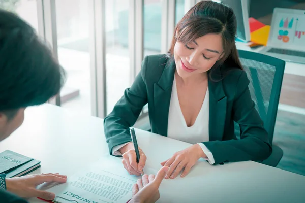 Weibliches Jobcenter Unterzeichnet Arbeitsvertrag Mit Personalreferentin Nach Erfolgreichem Vorstellungsgespräch — Stockfoto