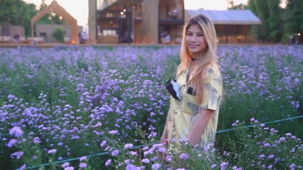 Asian Woman Wearing Face Mask Flower Meadow Outdoor Freedom Pandemic — ストック動画