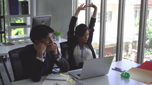 オフィスでのハードワークの後で疲れているビジネスカップルが広がっている — ストック動画