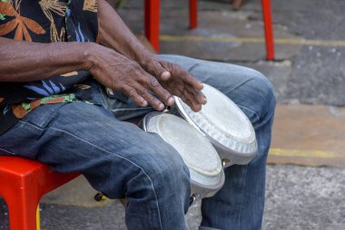 Brezilya samba sunumu sırasında Salvador sokaklarında bongo çalan davulcu