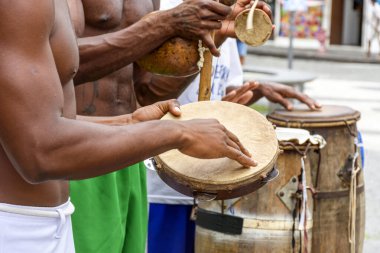 Afrika kökenli tipik enstrümanlar çalan müzisyenler Capoeira ve diğer Brezilya kültürel etkinliklerinde kullanılır.