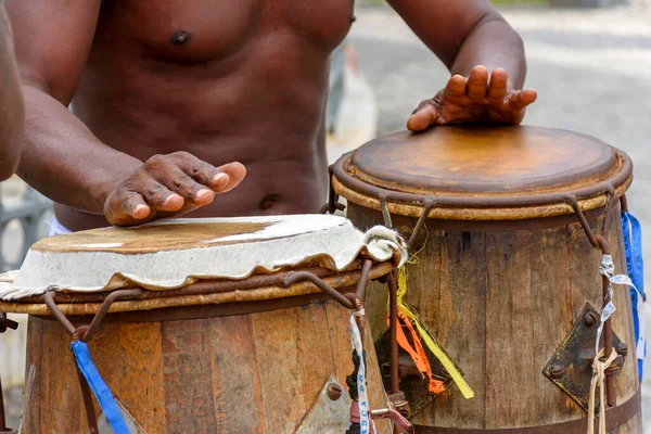 Μουσικός Παίζει Atabaque Οποίο Είναι Ένα Κρουστό Όργανο Αφρικανικής Προέλευσης — Φωτογραφία Αρχείου