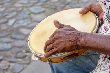 Bahia 'nın Salvador şehrinde Pelourinho sokaklarında tef çalan müzisyenle Brezilya samba gösterisi
