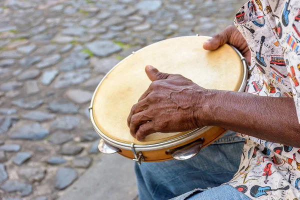 Samba Brasileiro Com Músico Tocando Tamborim Nas Ruas Pelourinho Cidade — Fotografia de Stock