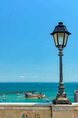 Denize bakan bir duvarda eski bir lamba direği ve Salvador, Bahia Todos os os Santos Körfezi 'ndeki Todos os Santos Körfezi' nde tarihi istihkam.