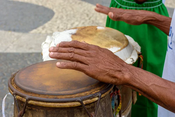 Perküsyonist, Salvador, Bahia 'daki Pelourinho' da afro-Brezilya kültürel manifestosu sırasında ilkel bir atabalık çalıyor.