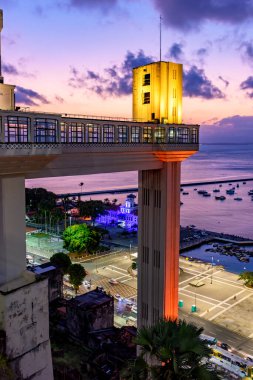 Bahia 'daki Salvador şehrinin geceleri aydınlatılan ünlü Lacerda asansörünün ön cephesinde arka planda deniz vardı.