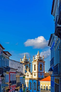 Salvador, Bahia 'nın ünlü Pelourinho semtinde barok ve koloni tarzında renkli evler ve tarihi kilise kuleleri.