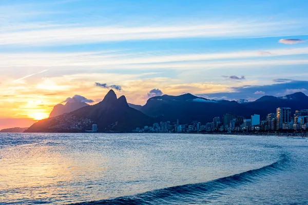 Закат Горами Города Рио Жанейро Пляже Ипанема — стоковое фото