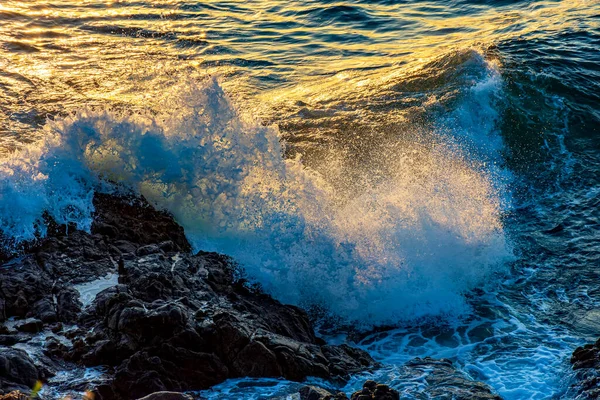 Voda Mořská Pěna Šplouchající Rázem Vln Skály Při Západu Slunce — Stock fotografie